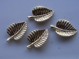 6387- gouden blaadje voor broche 3x2cm