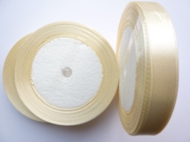 rol met 22.86 meter creme satijnlint van 12mm breed OPRUIMING