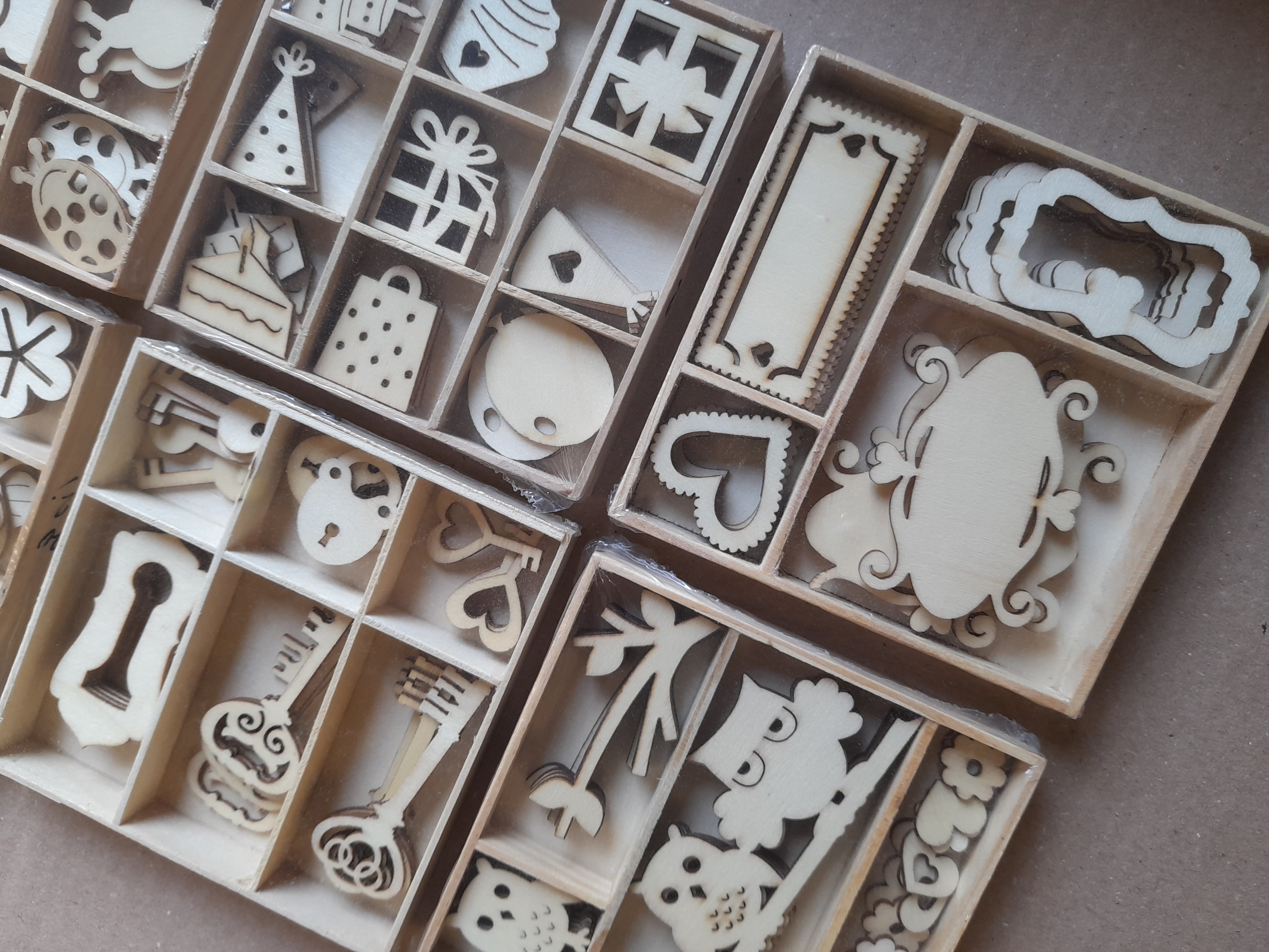 OPRUIMING 6 houten doosjes met 45 stuks houten figuren no 4