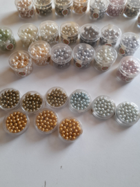 30 doosjes glasparels van 6 en 8 mm. OPRUIMING