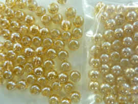 670 - Ruim 70 stuks 6 mm. glaskralen goud/bruin met AB coating