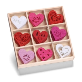8001 211- 45 stuks vilten hartjes van ca. 3cm in houten doosje