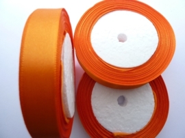 rol met 22.86 meter donker oranje satijnlint van 15mm breed - SUPERLAGE PRIJS!