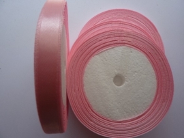 rol met 22.86 meter baby roze satijnlint van 10mm breed OPRUIMING