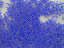 86- 2mm glazen rocailles d blauw met witte kern 15 gr 