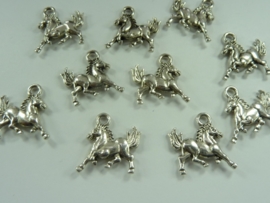 CH.287- 10 stuks metalen hangers / bedels paard 16x17mm