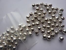 2616- 100 stuks kattebelletjes van 7mm zilverkleur - SUPERLAGE PRIJS!