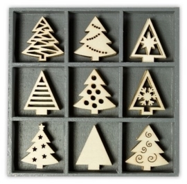 1852 1021- box met 45 stuks houten ornamentjes kerstbomen 10.5x10.5cm