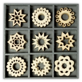 1852 1017- box met 45 stuks houten ornamentjes ornamenten rond 10.5x10.5cm