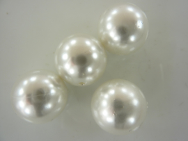 000105 - 000105- 4 stuks grote kunststof parels van 20 mm wit OPRUIMING