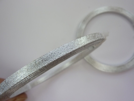 CH.001- 2 meter aluminiumdraad plat van 4 mm breed embossed zilverkleur