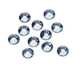 6163 251- 25 stuks swarovski hotfix strass steentjes van 4mm aquamarine in een doosje