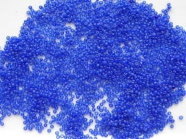 0690- 20 gram rocailles 2.2mm midden blauw transparant OPRUIMING