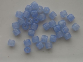 3672- 35 x tsjechische glaskralen 6x6mm trans. licht blauw