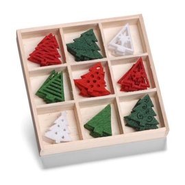 8001 221- 45 stuks vilten kerstboompjes van ca. 3cm in houten doosje