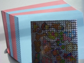 700/2010- 25 x A5 karton roze en blauw + holografische stickers