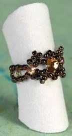 mooie ring van rocailles en strass steentjes