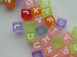 ca 200 stuks letterkralen 6 x 6 mm. mix kleur transparant vierkant - groot gat - - SUPERLAGE PRIJS!