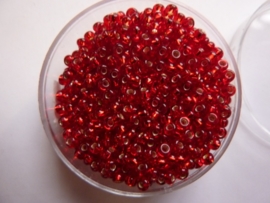 278- 2.5mm glazen rocailles rood met zilverkern in een doosje ca 17gr. - 3106 162