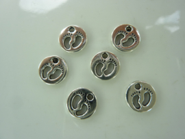 NA.18- 6 stuks bedels babyvoetjes 11mm zilver