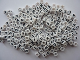 ca 200 stuks witte letterkralen vierkant van 7x7mm - groot gat - SUPERLAGE PRIJS!