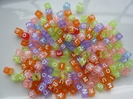 ca 200 stuks letterkralen 6 x 6 mm. mix kleur transparant vierkant - groot gat - - SUPERLAGE PRIJS!