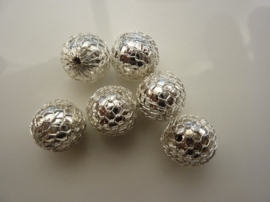 8814- 6 stuks handgemaakte acrylkralen omwonden met metalen netje 12mm zilverkleur PL535