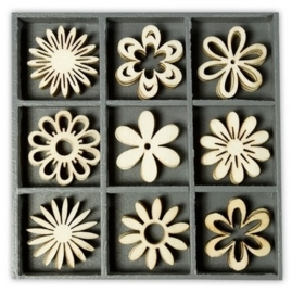 1852 1018- box met 45 stuks houten ornamentjes fantasie bloemen 10.5x10.5cm