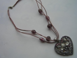 ketting met hanger en leren veters