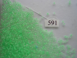 591- 2.4mm glazen rocailles trans gevlekt neon groen 15gr