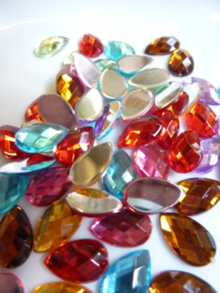 50 stuks kunststof strass stenen druppelvorm kleuren mix 13 x 8mm.  - SUPERLAGE PRIJS!