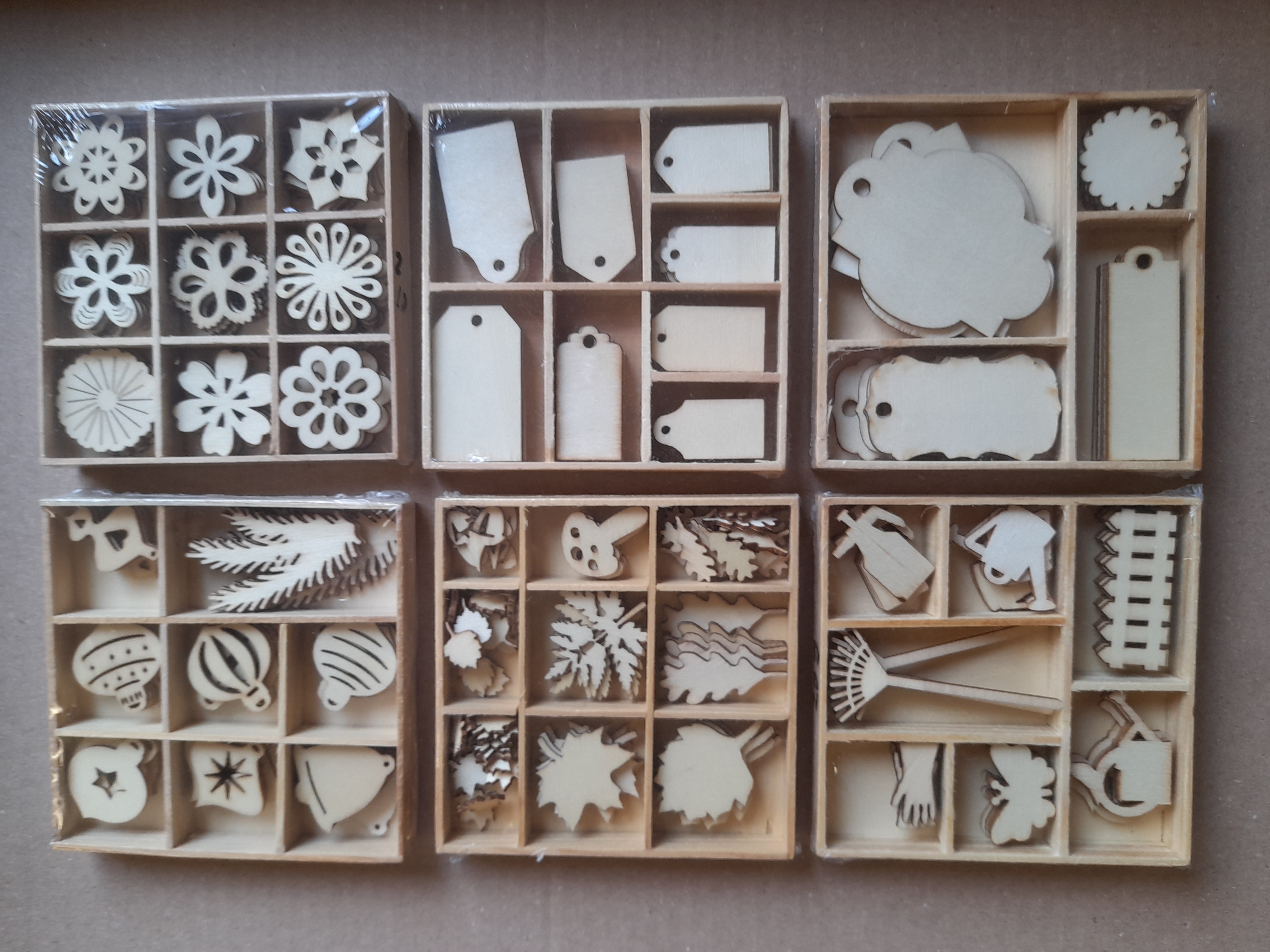 OPRUIMING 6 houten doosjes met 45 stuks houten figuren no 3