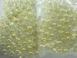 671 - Ruim 70 stuks 6 mm. glaskralen transparant geel met AB coating