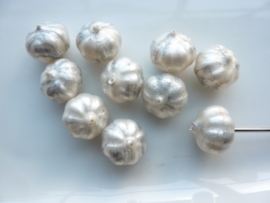 000163- 10 stuks kunststof kralen bloem van 14x9mm gemarmerd zilver OPRUIMING