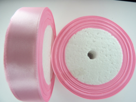 rol met 22.86 meter baby roze satijnlint van 20mm breed - SUPERLAGE PRIJS!