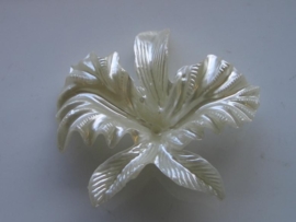6382- witte parelmoer bloem voor broche 6cm