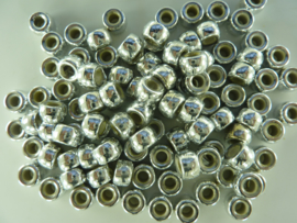 CH. K002 - ruim 100 stuks groot gat kralen kunststof 9 x 5.5 mm. zilver