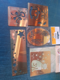 2431- 5 stuks embossing stencils mix OPRUIMING