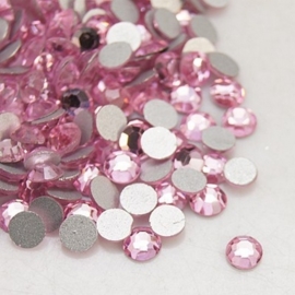 00636- 200 stuks glazen strass steentjes flatback 2mm SS6 light rose