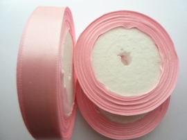 rol met 22.86 meter babyroze satijnlint van 15mm breed - SUPERLAGE PRIJS!