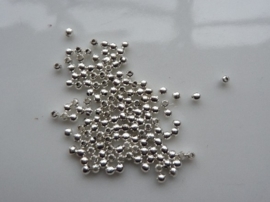 CH.005- ca. 130 stuks metalen spacers kralen 2mm rond zilverkleur