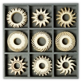 1852 1019- box met 45 stuks houten ornamentjes zon ster 10.5x10.5cm