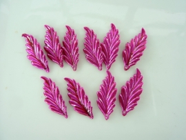 SLK.019- 10 stuks blaadjes metallic fuchsia van 2.6x1.1cm OPRUIMING