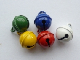 008608/0156- 5 stuks kattenbelletjes van 15mm in bonte kleuren AA