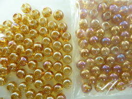 548 - Ruim 70 stuks 6 mm. glaskralen goud/oranje met AB coating