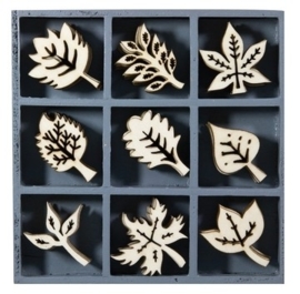 1852 1109- box met 45 stuks houten ornamentjes bladeren 10.5x10.5cm