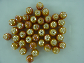 3709- ca. 40 stuks glaskralen van 8mm lichtbruin/geel met high gloss glans coating