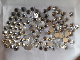000503 - ruim 40 stuks AAA kwaliteit strasssteentjes van 8 - 8,3 mm. zilver