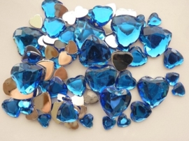 2282 0255- 80 x kunststof strass stenen assortiment hartjes van 8 tot 18mm lang d.blauw