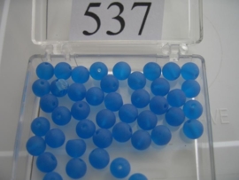 537 - 30 stuks frosted glaskralen 6 mm. blauw mat